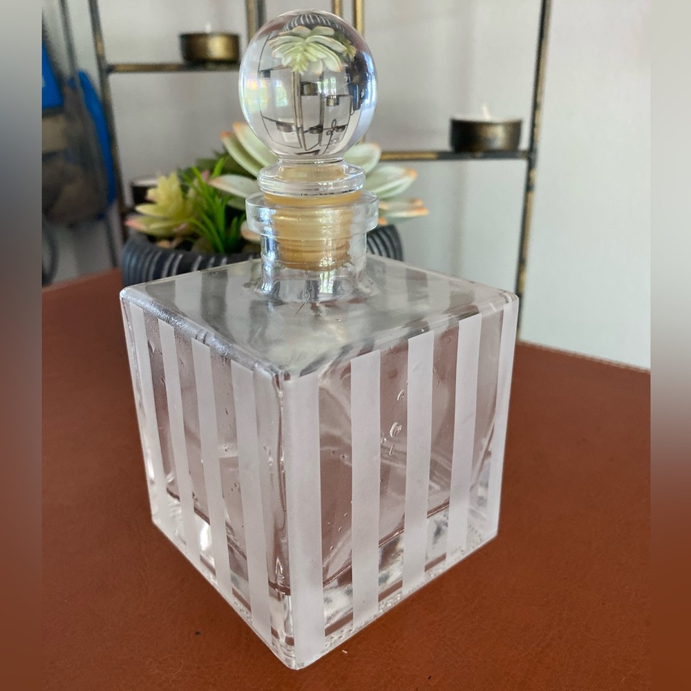 BEAUTIFUL LARGE VINTAGE ETCHED STRIPED GLASS PERFUME BOTTLE WITH STOPPER